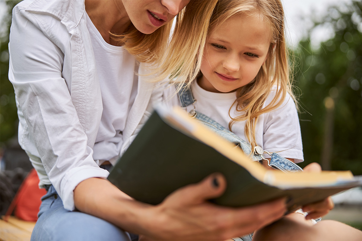 Mother&daughterreading Parent and child reading together — warm, cosy Alt text: reading aloud with children — parent and child with a Veronica book